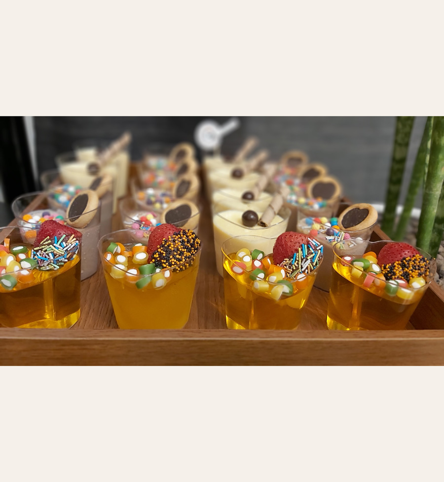 شات دسر شامل : ژله ، پاناکوتا ، کرم کارامل و پودینگ